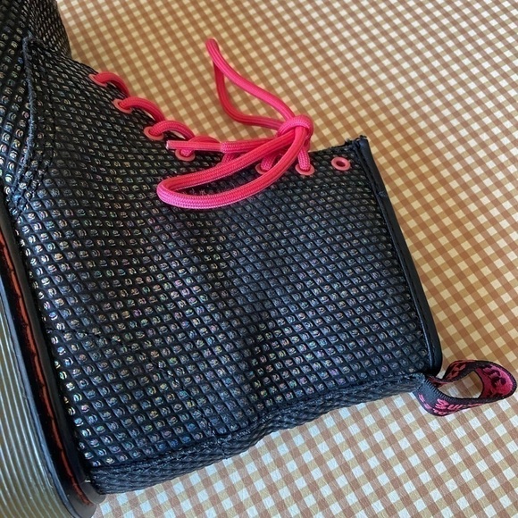 Dr. Martens Delaney Black Pebbled Iridescent
Metallic Boots. Size 5 Women's - Picture 7 of 16